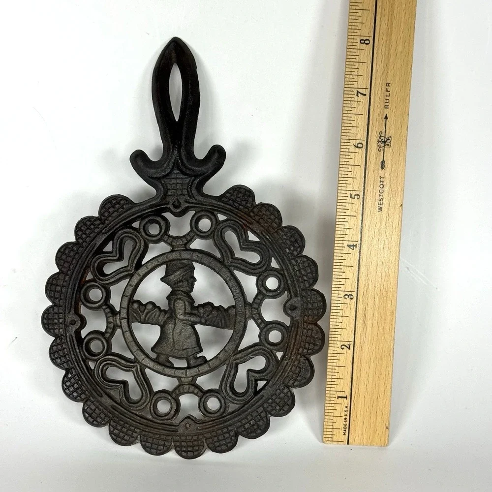 The Unbranded Brand vintage trivet